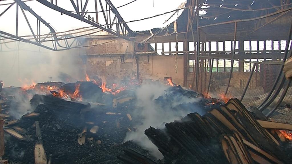 Izgorjela hala i brodski podovi u vinkovačkoj Spačvi, šteta 10 milijuna kuna!